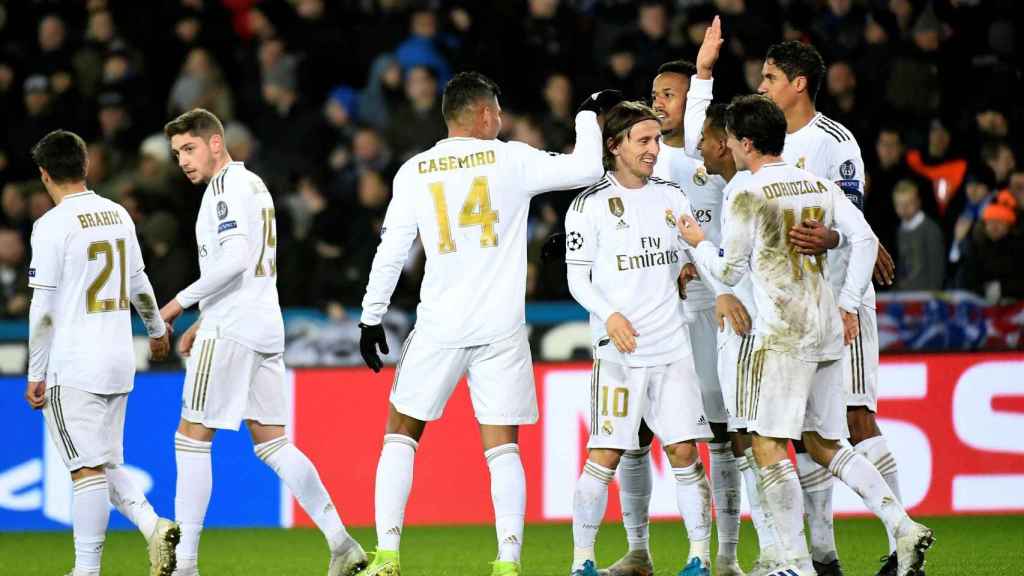 Los jugadores del Real Madrid celebran con Modric su gol al Brujas