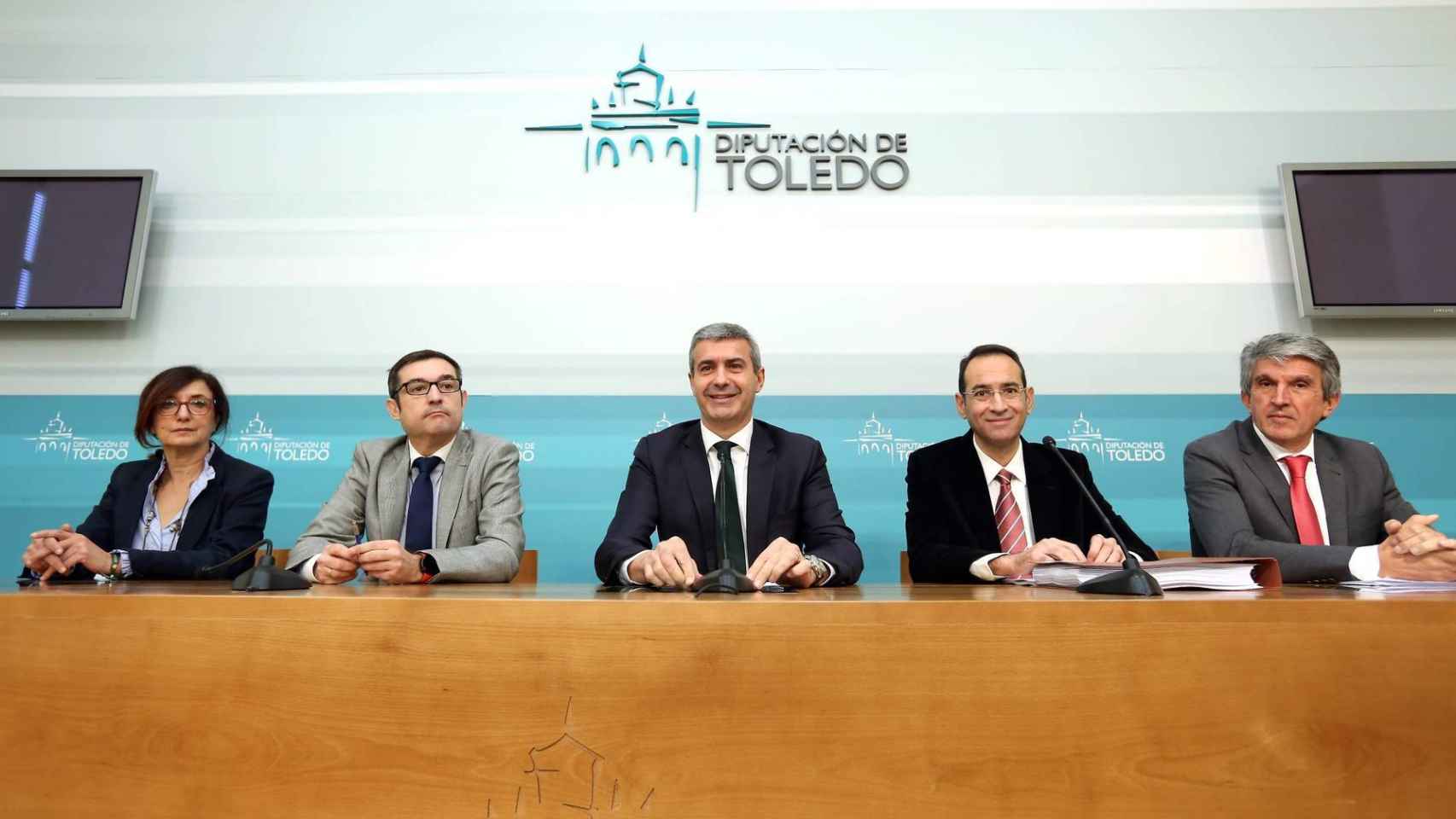 El presidente de la Diputación de Toledo, Álvaro Gutiérrez, y su equipo, este martes en rueda de prensa. Foto: Óscar Huertas