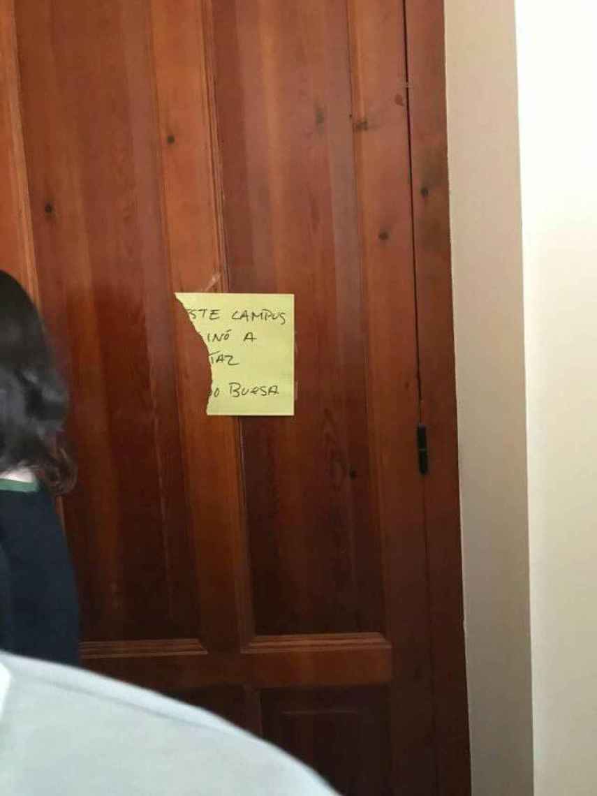 Uno de los carteles puestos por el profesor en la sala donde se impartió la charla.