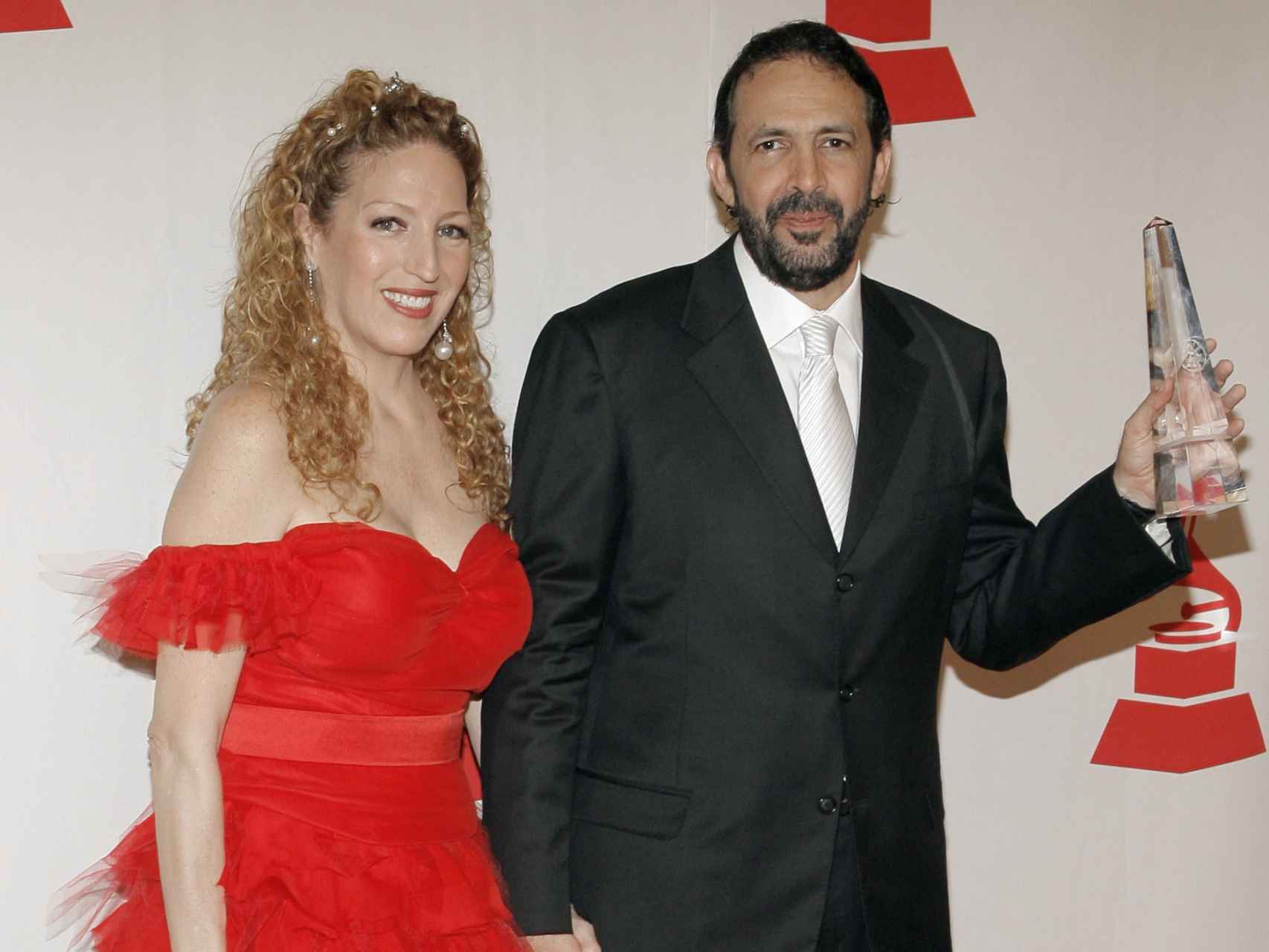 Juan Luis Guerra junto a su esposa Nora en una entrega de premios en 2007.
