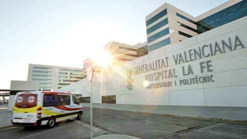 La mujer se encuentra en la Unidad de Cuidados Intensivos del Hospital La Fe de Valencia.
