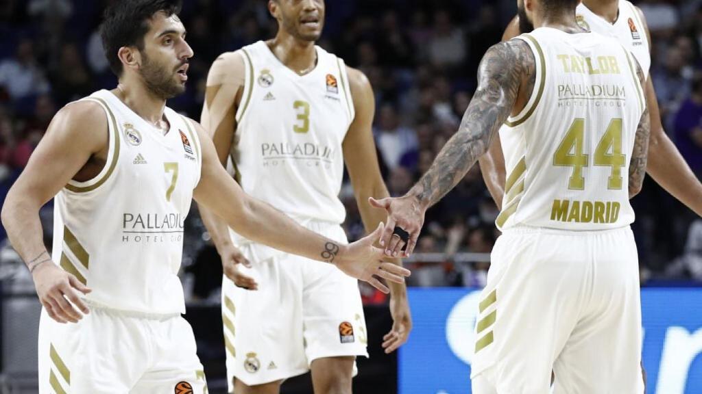 Campazzo, Taylor, Randolph y Tavares, durante el duelo de Euroliga entre Real Madrid y Olympiacos