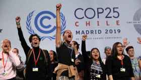 Jóvenes activistas gritan en un evento de alto nivel sobre emergencias climáticas durante la COP25.