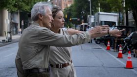Clint Eastwood y Olivia Wilde durante el rodaje de 'Richard Jewell'.