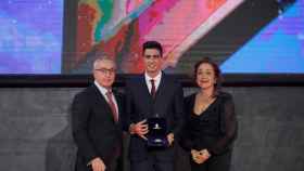Joel González recibe la Orden Olímpica del COE de manos de Alejandro Blanco