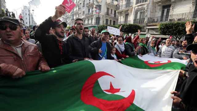Los argelinos acuden a las urnas entre manifestaciones denunciando la farsa electoral