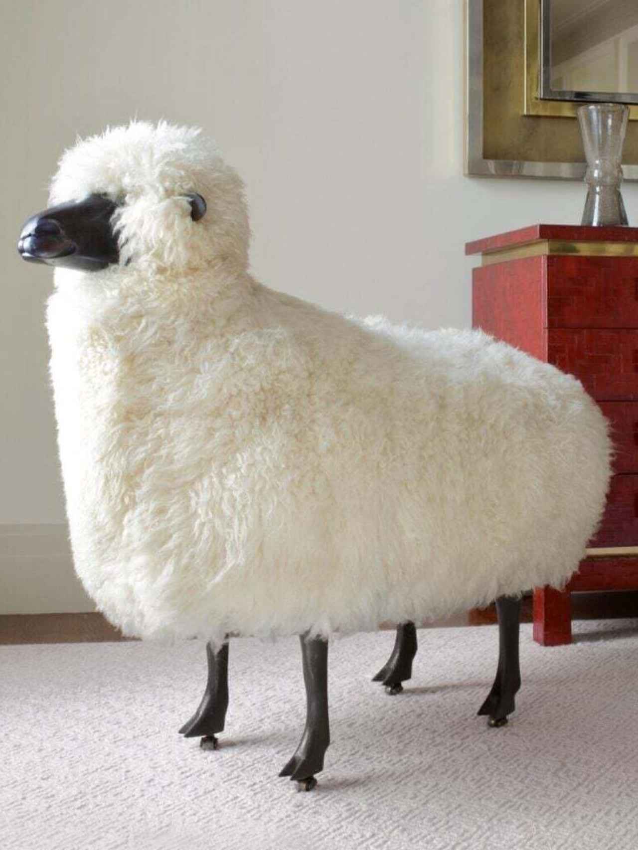 Detalle de la oveja del diseñador Lalanne que Jacobs ha subastado.