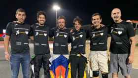 Fernando Alonso, junto a su equipo con el que competirá en las 24 Horas de Dubai de kárting