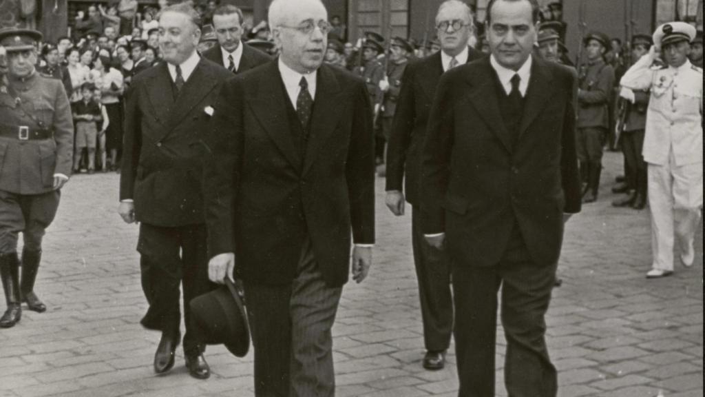 Manuel Azaña y Juan Negrín, escoltados por Diego Martínez Barrio y Julio Álvarez del Vayo (con gafas), en Barcelona en 1938.