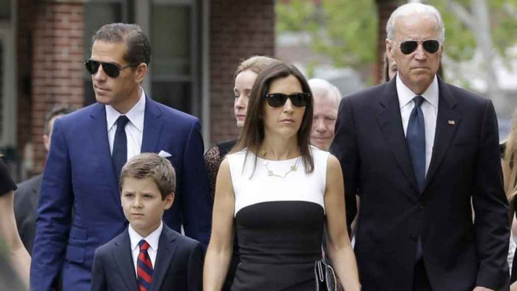 El senador y exvicepresidente de EEUU, Joe Biden, en compañía de su hijo Hunter, su nuera y su nieto.