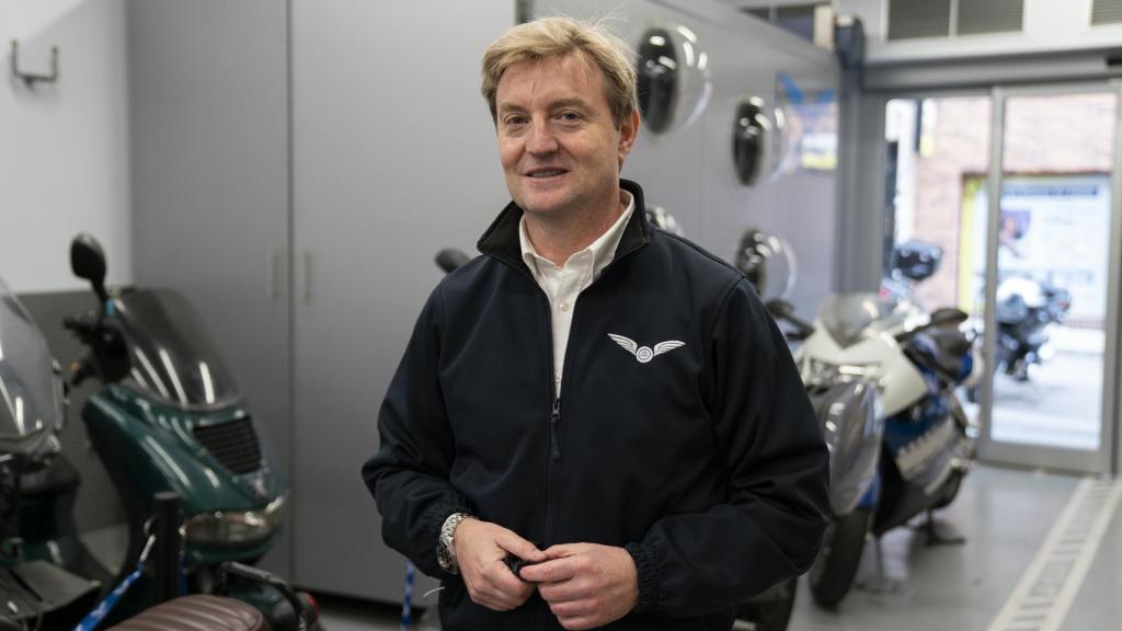 Santiago Vela, el artífice de la primera máquina de autolavado para motos.