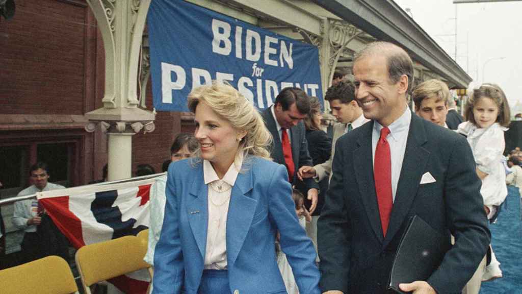 Joe Biden y su segunda mujer, Jill Jacobs, en un acto de campaña.