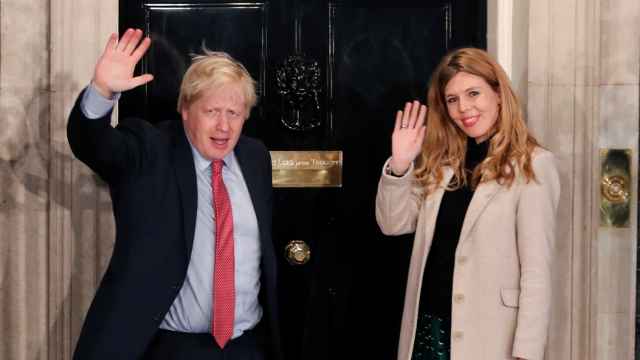 Carrie junto a Boris Johnson en el número 10 de Downing Street.