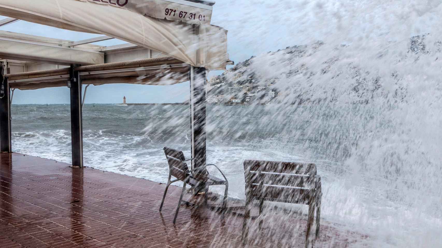 Una ola rompe en el puerto de Andrach (Mallorca) durante la tormenta este viernes. Cati Cladera