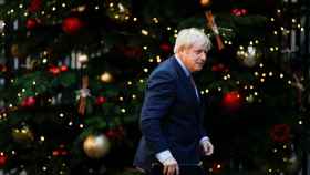 Boris Johnson, este viernes frente al árbol de Navidad de Downing Street