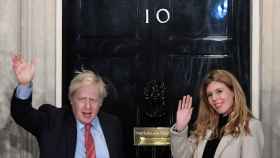 Boris Johnson y su pareja Carrie Symonds en la puerta de Downing Street.