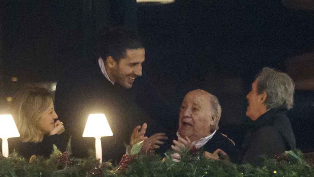 Carlos Torretta charlando animadamente con su suegro.