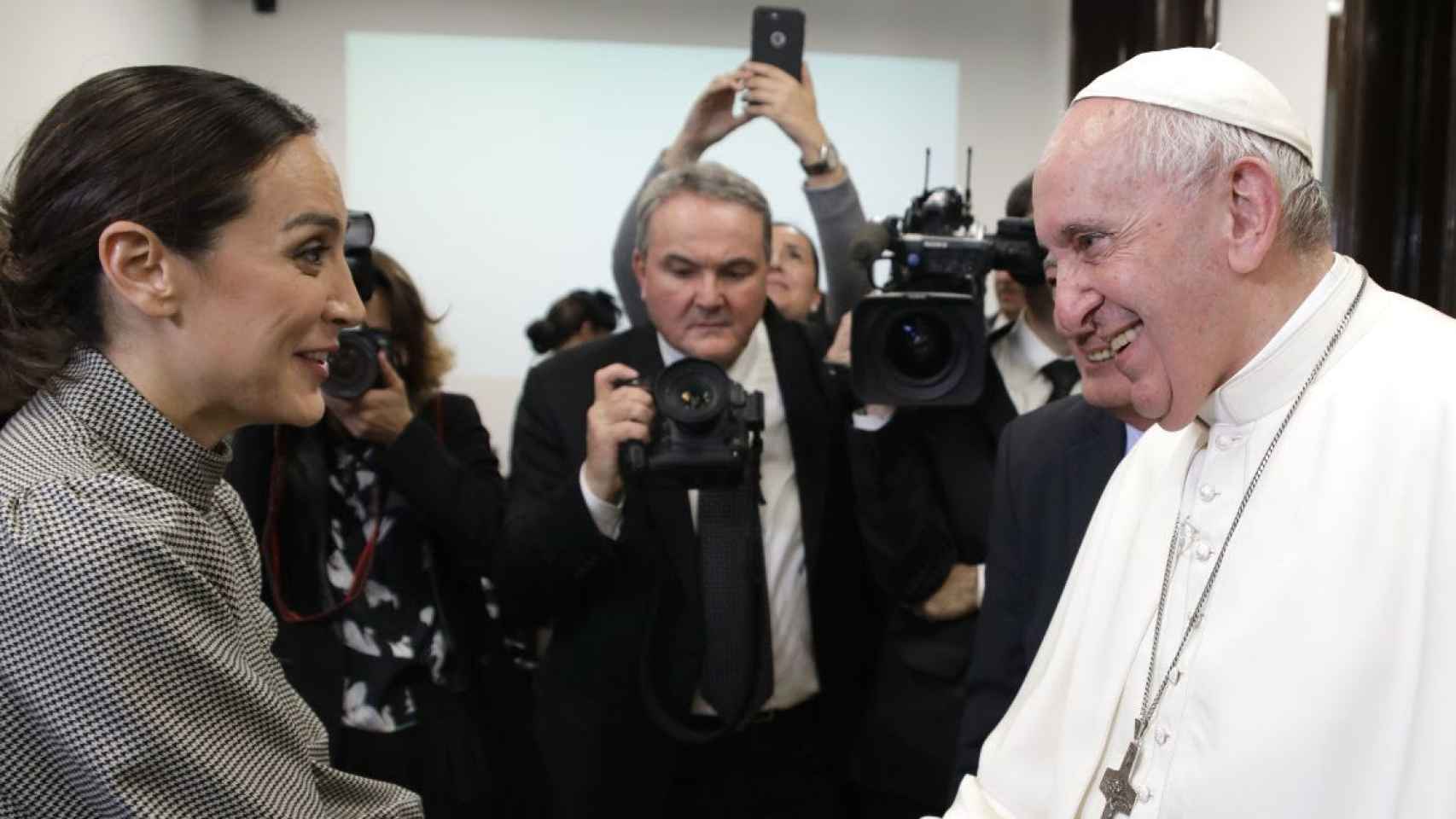 Tamara Falcó saludando al Papa Francisco al comienzo de la conferencia.