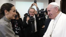 Tamara Falcó saludando al Papa Francisco al comienzo de la conferencia.
