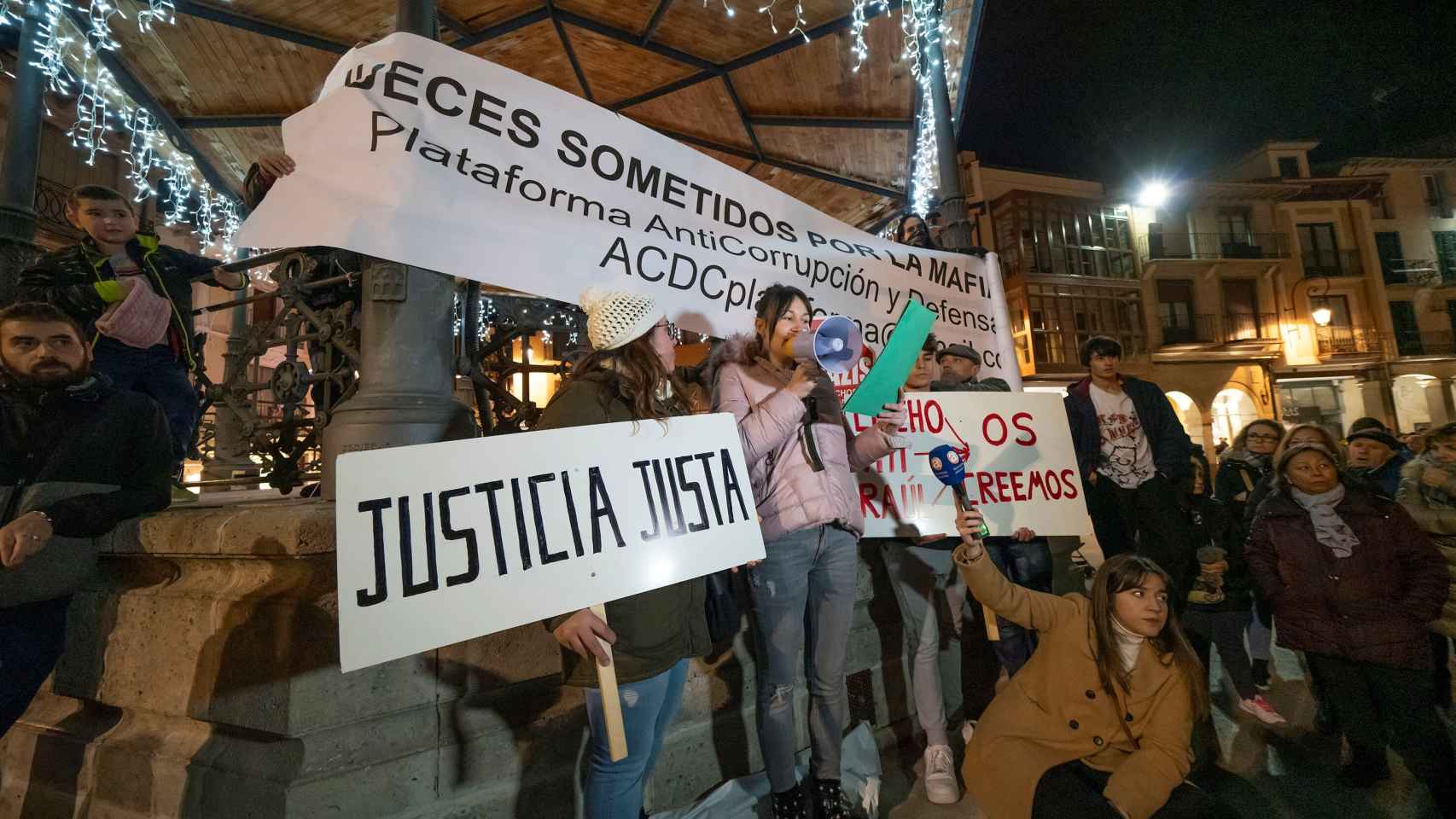 Manifestación en Aranda de Duero (Burgos) de apoyo a los tres exjugadores de la Arandina, condenados a 38 años por agresión sexual a una menor de 15 años.