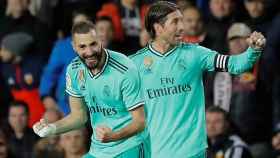 Benzema y Sergio Ramos celebran el gol del empate del Real Madrid en Mestalla (1-1)