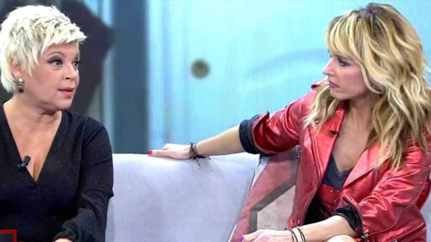 Terelu Campos y Emma García, durante el momento de la confesión en 'Viva la vida' (Telecinco)