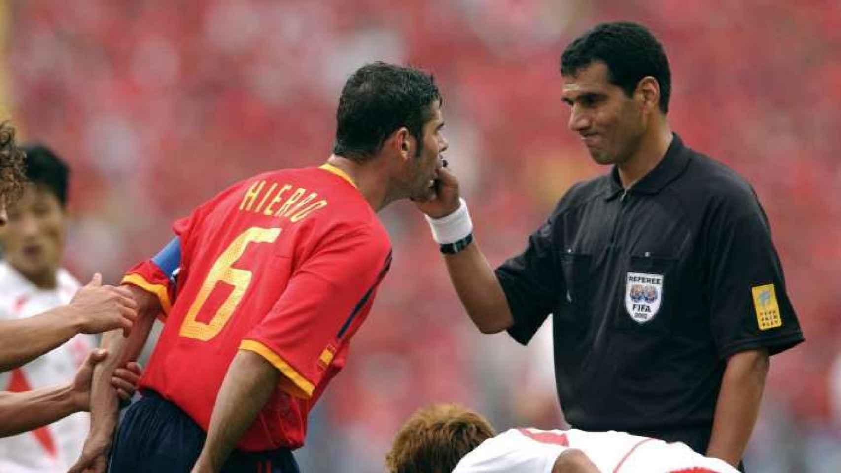 Fernando Hierro y Al-Ghandour, en el España - Corea del Mundial de 2002