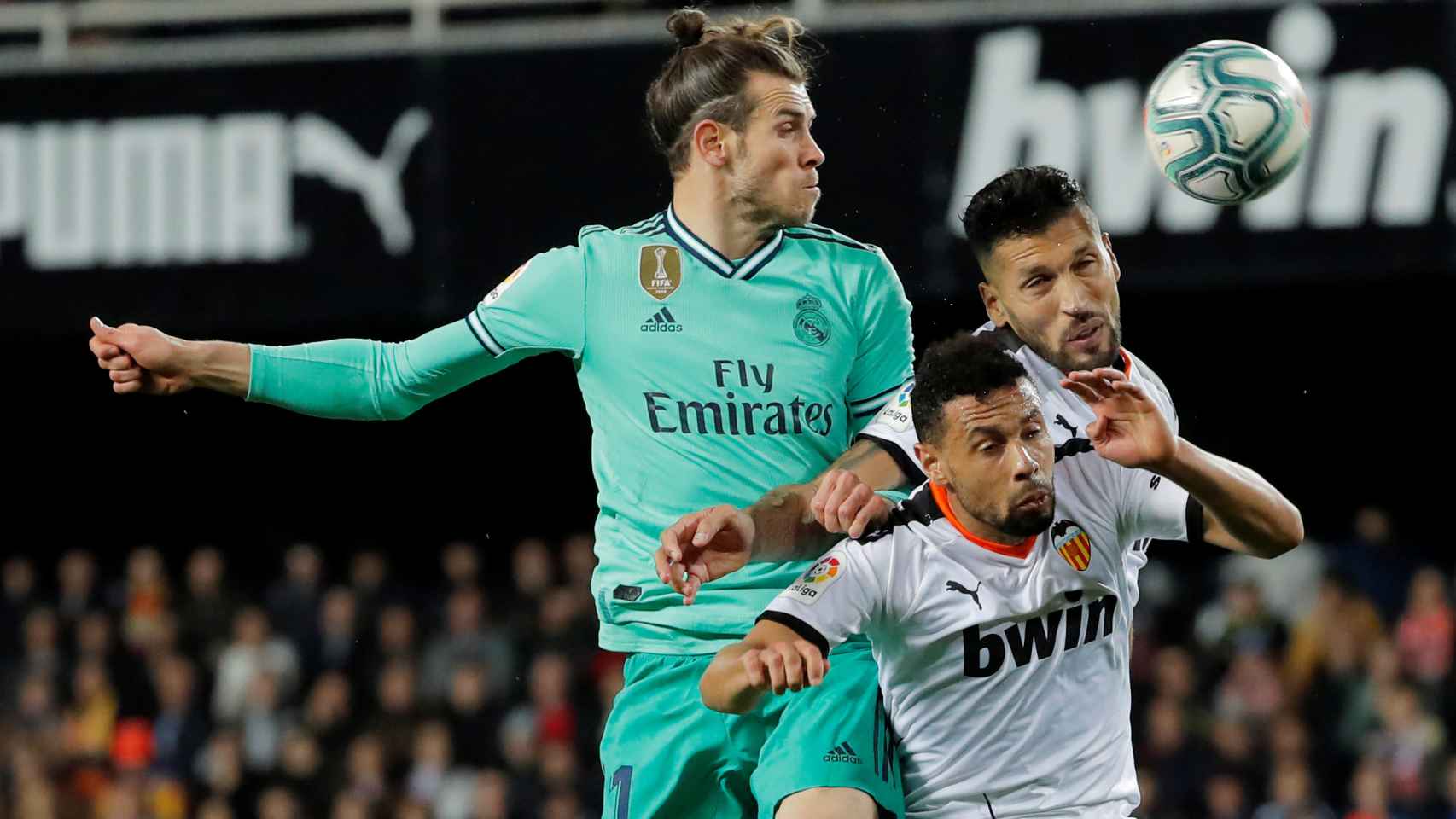 Gareth Bale pelea con dos jugadores del Valencia por un balón aéreo
