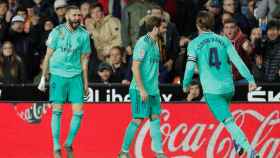 Benzema celebra con los jugadores del Real Madrid su gol en el último minuto al Valencia
