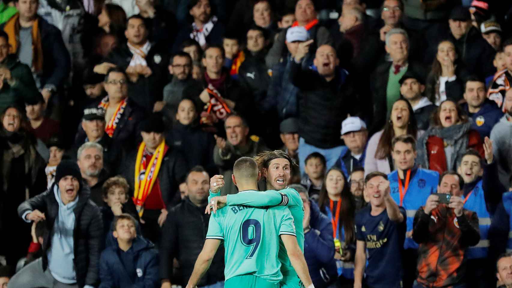 Sergio Ramos abraza a Benzema tras su gol al Valencia