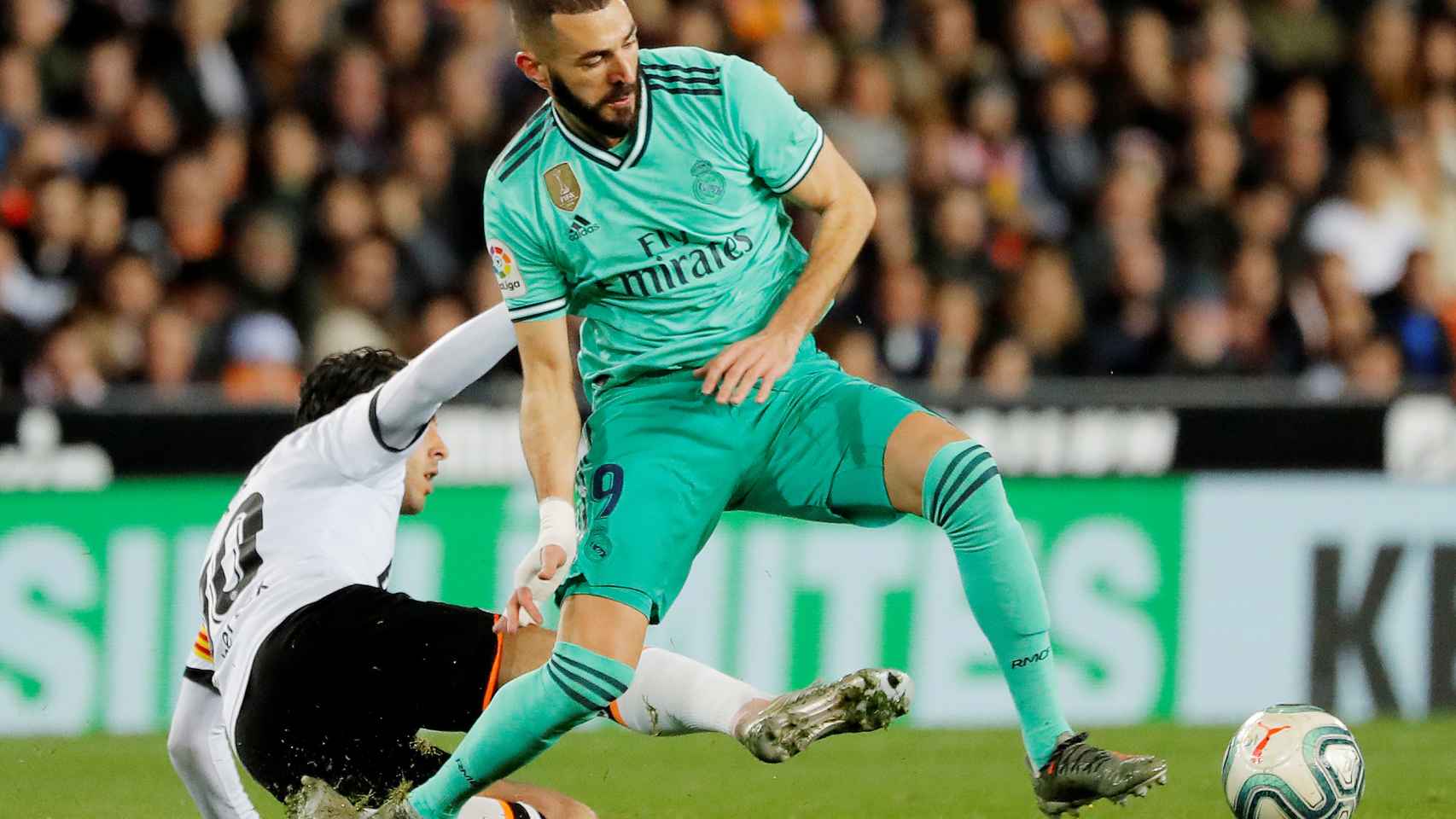 Dani Parejo intenta robar el balón a Karim Benzema
