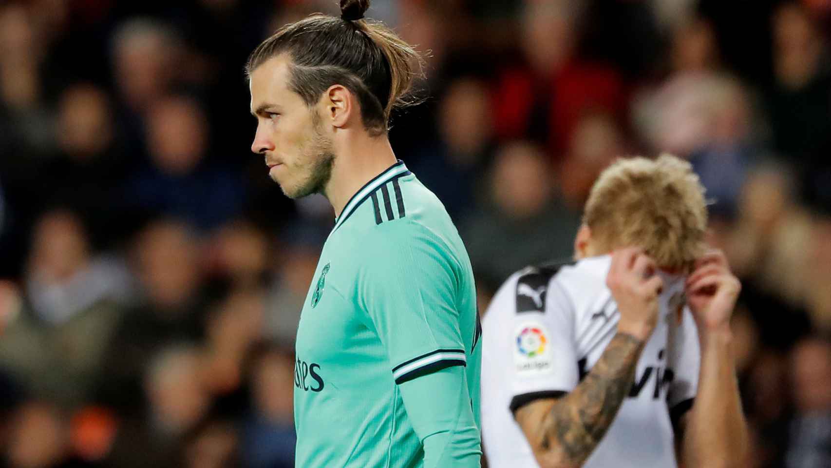 Gareth Bale se prepara antes de lanzar una falta