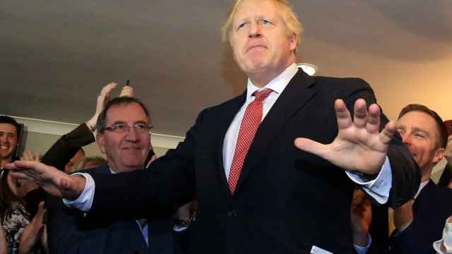 Boris Johnson visita Paul Howell, uno de los parlamentarios conservadores elegidos en distritos del noreste de Inglaterra, zonas tradicionalmente laborista.