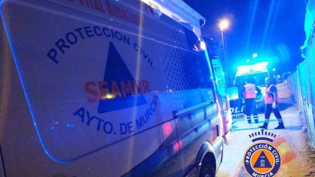 Personal de Protección Civil del Ayuntamiento de Murcia y del 061 en la zona donde fue encontrado el menor.