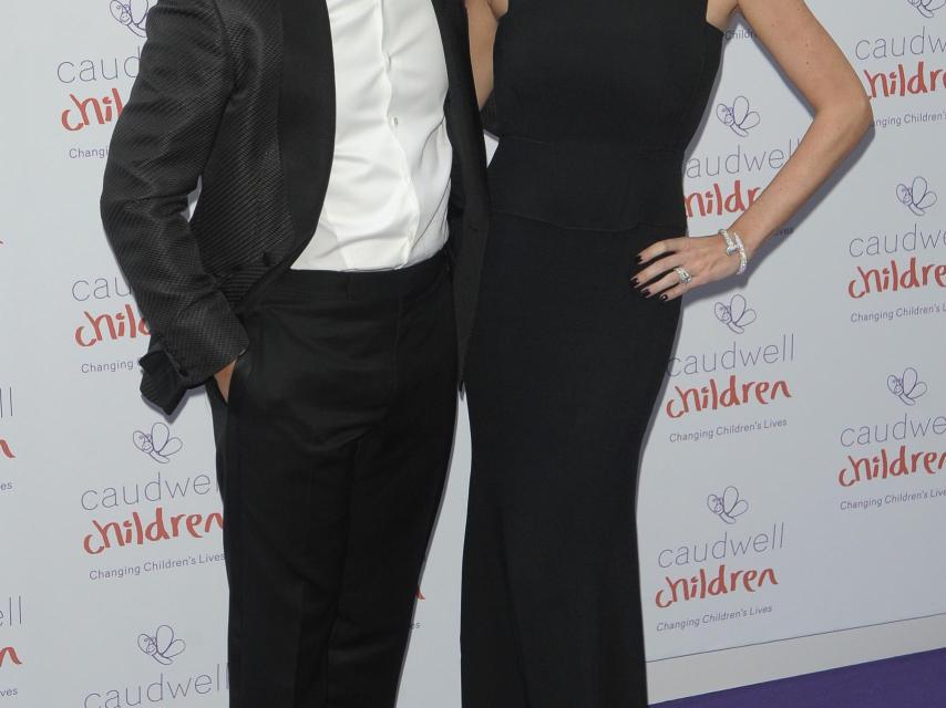 Tamara luciendo algunas de las joyas que le han robado junto a su esposo Jay.
