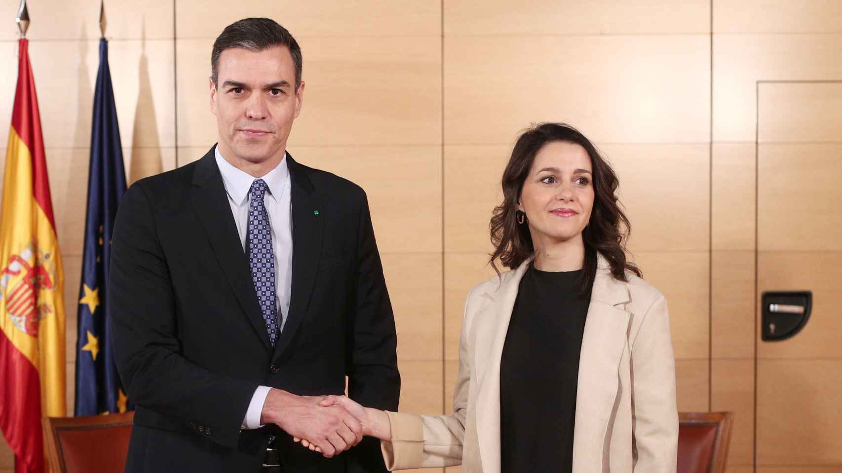 Pedro Sánchez junto a Inés Arrimadas durante su reunión en el Congreso.