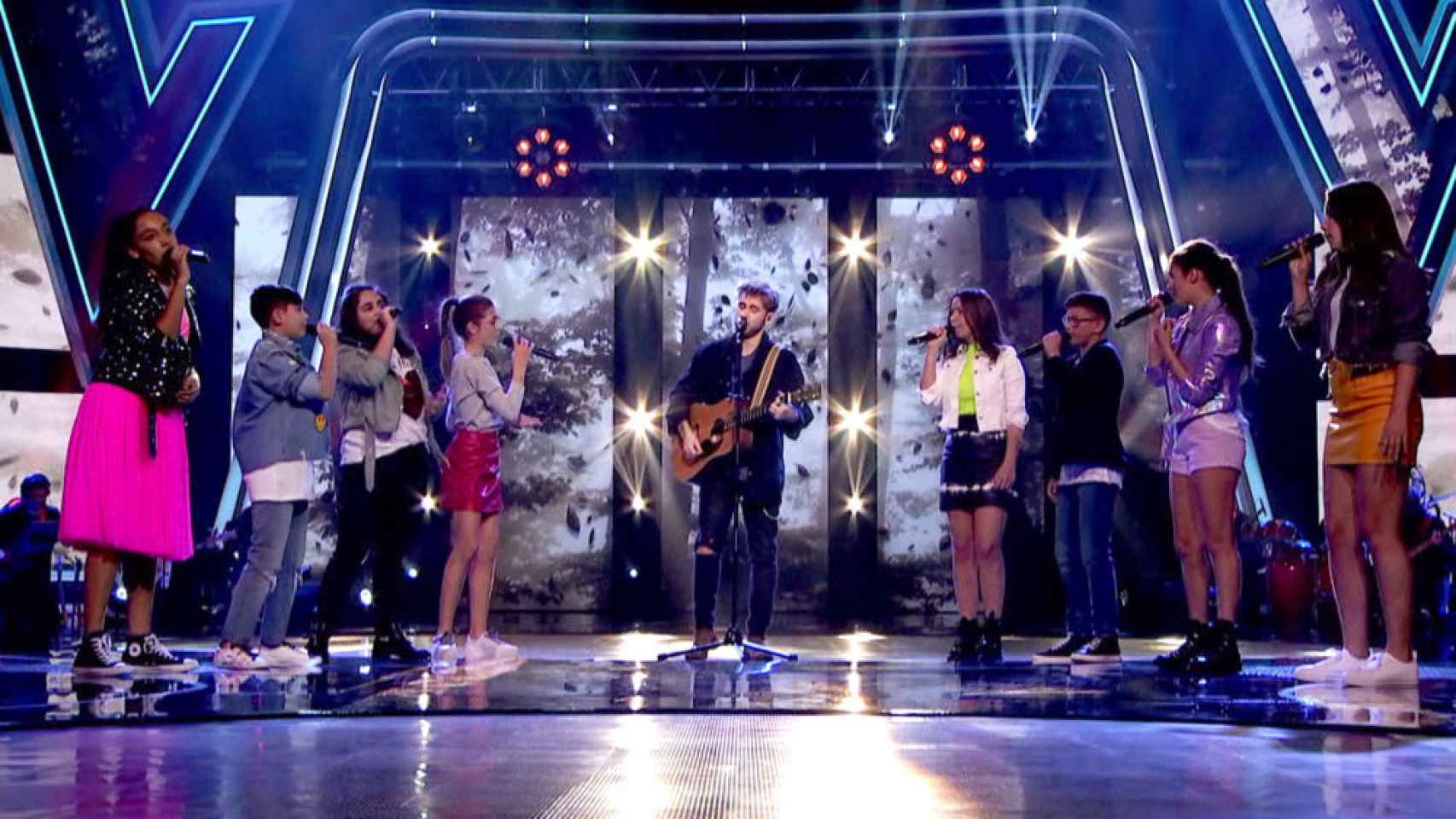 Dani Fernández cantó junto a los 'talents' de Vanesa Martín y David Bisbal en la semifinal.