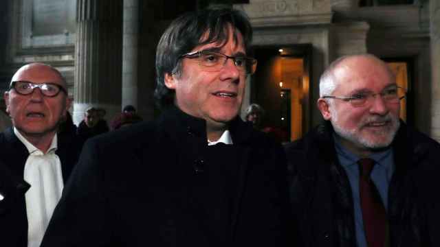 Carles Puigdemont, Lluís Puig y Paul Beckaert a su llegada este lunes al Palacio de Justicia de Bruselas