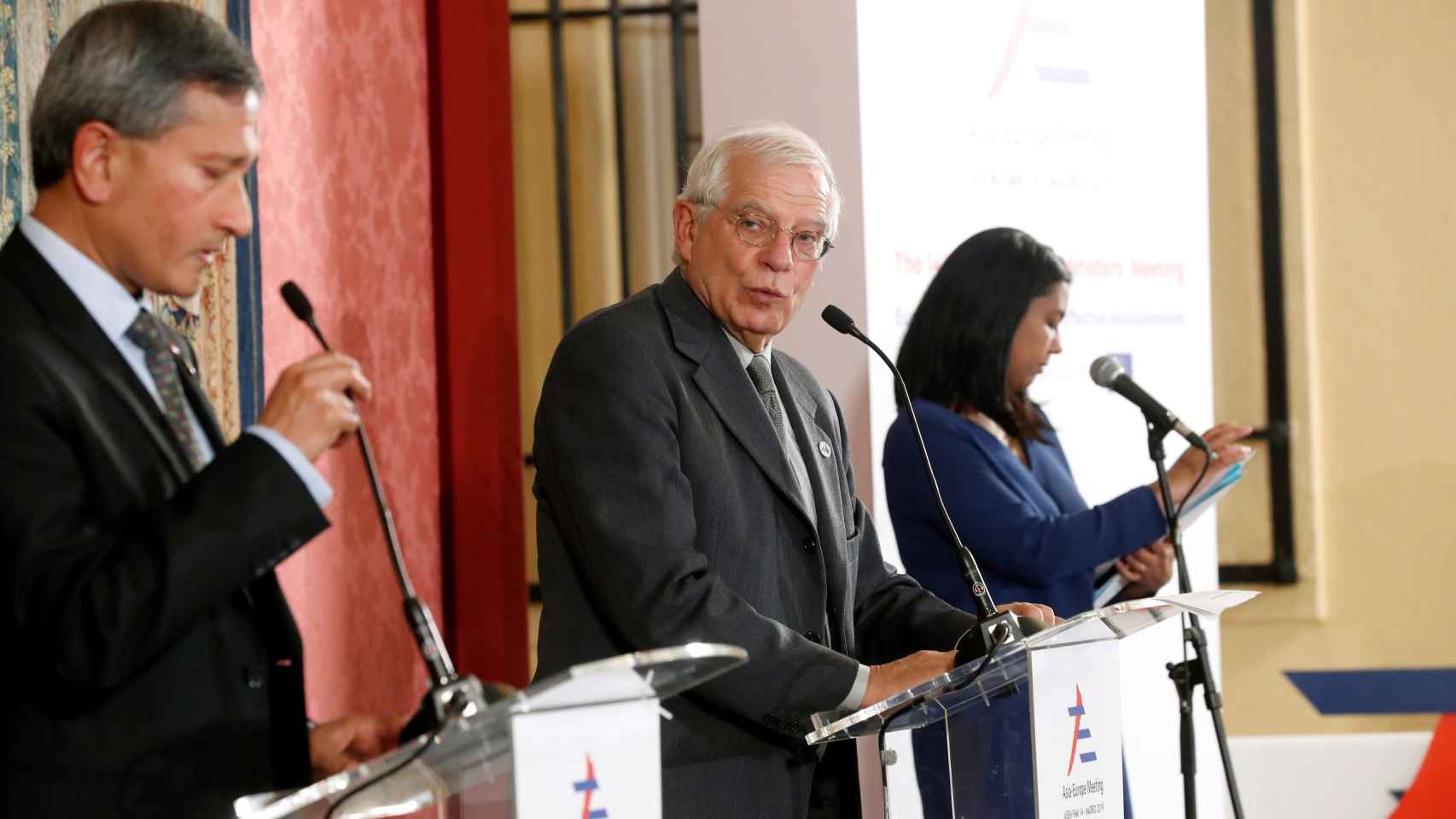 El responsable de Política Exterior y Seguridad Común de la UE, Josep Borrell (d), y el ministro de Exteriores de Singapur, Vivian Balakrishnan.
