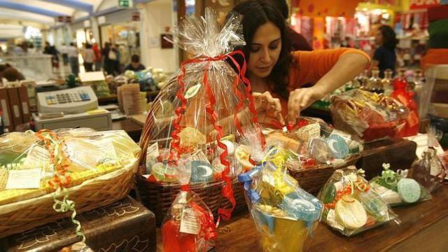 Cestas de Navidad expuestas en un establecimiento en imagen de archivo.