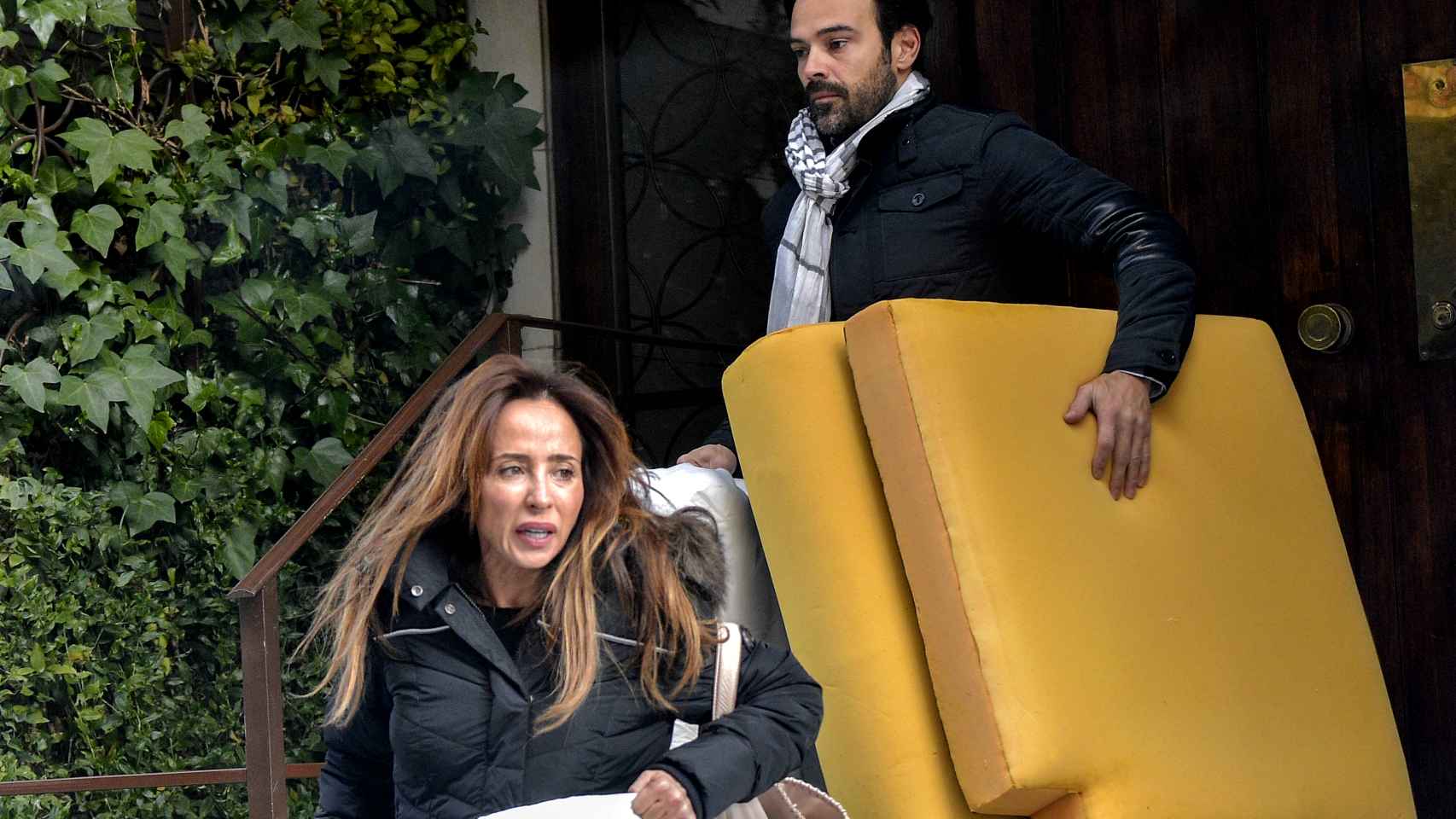 María Patiño y su marido, Ricardo Rodríguez, haciendo la mudanza, en una imagen de archivo.