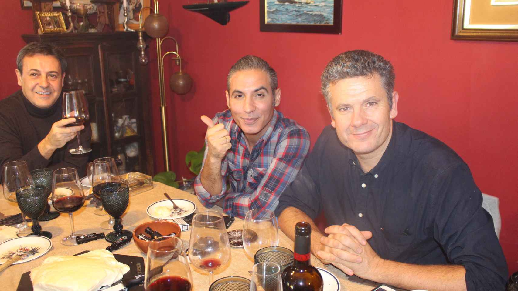 Roberto Arce, Pitingo y José Ribagroda disfrutando de un cocido madrileño.