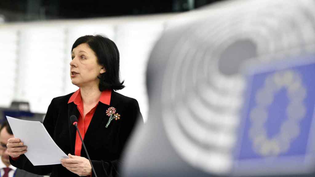 La vicepresidenta de la Comisión, Vera Jourova, en el debate de este martes en Estrasburgo
