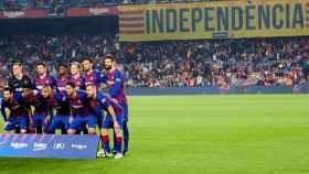 La plantilla del Barça posa por delante de una pancarta sobre el proceso soberanista