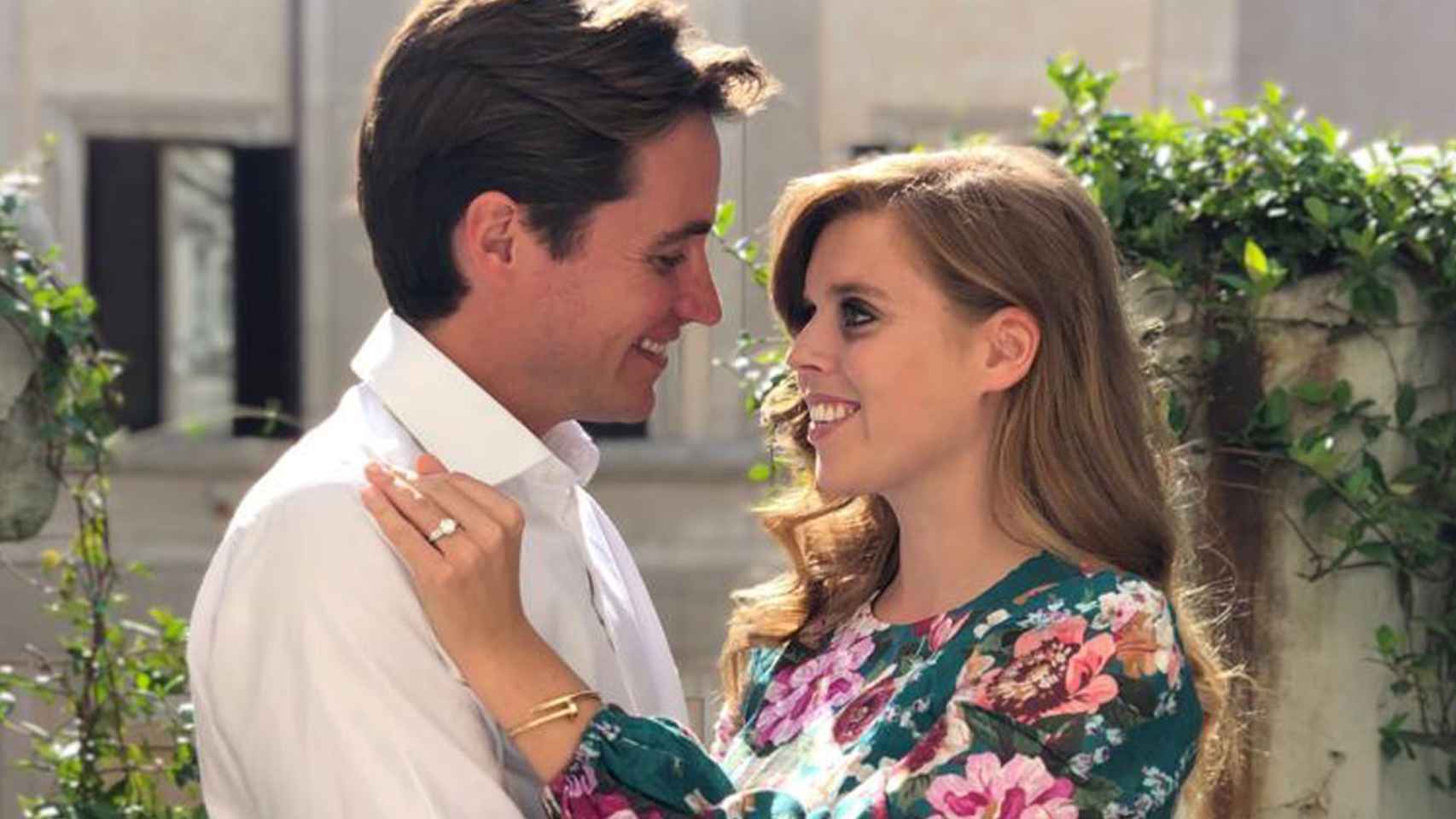 La hija del príncipe Andrés anunciaba su compromiso con unas románticas fotografías.