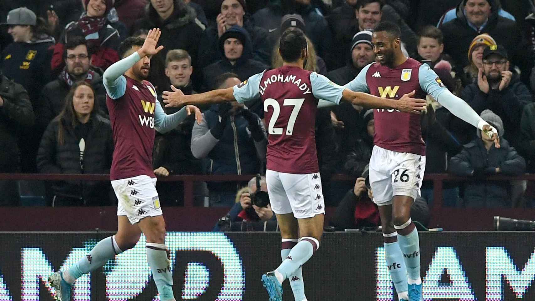 Los jugadores del Aston Villa celebran uno de los goles del partido
