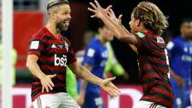Diego y Willian Arao celebran un gol del Flamengo en el Mundial de Clubes