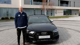 Zidane posa con su Audi en la Ciudad Real Madrid
