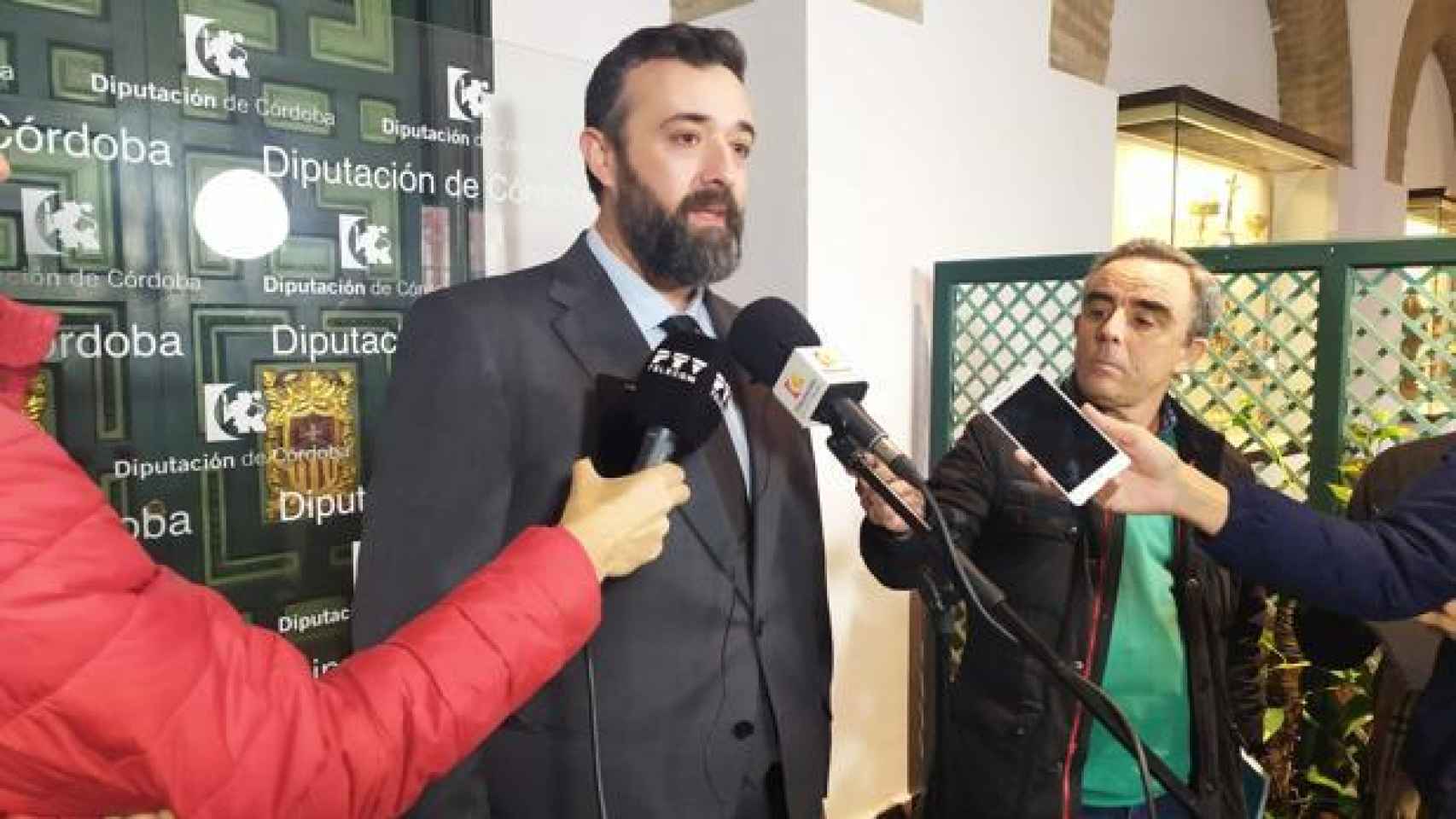 Rafael Saco, concejal de VOX en el Ayuntamiento de Córdoba y Diputado Provincial, ha apoyado a los padres.