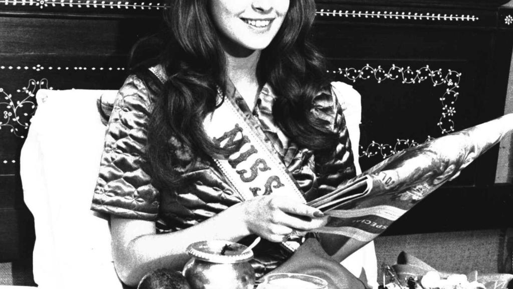Amparo Muñoz como Miss Universo.